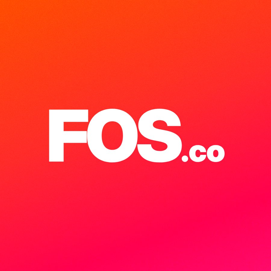 Logo FOS.co em branco sobre gradiente laranja e rosa